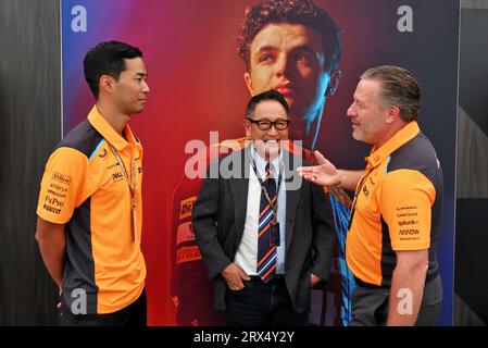 Suzuka, Japon. 23 septembre 2023. (De gauche à droite) : Ryo Hirakawa (JPN) pilote de réserve McLaren avec Akio Toyoda (JPN) Président Toyota Motor Corporation et Zak Brown (USA) Directeur exécutif de McLaren. Championnat du monde de Formule 1, Rd 17, Grand Prix du Japon, samedi 23 septembre 2023. Suzuka, Japon. Crédit : James Moy/Alamy Live News Banque D'Images