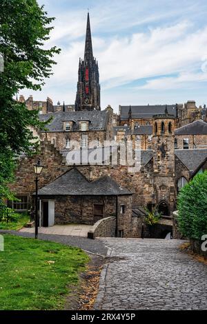 Cimetière médiéval de Greyfriars situé dans le centre d'Édimbourg à côté de bâtiments historiques, en Écosse. Banque D'Images