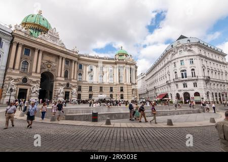 Vienne, Autriche - 14 août 2010 : Michaelerplatz et Sisi Museum Hofburg Banque D'Images