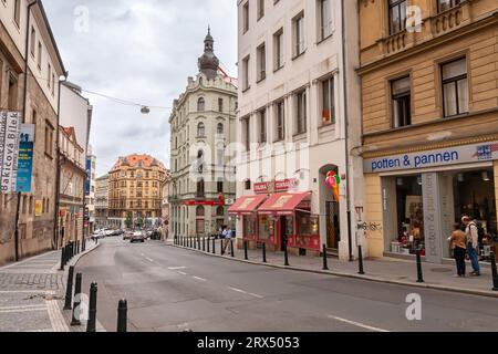 Prague, République tchèque - 17 août 2010 : rue Vodičkova dans la nouvelle ville (tchèque : Nove Mesto) Banque D'Images