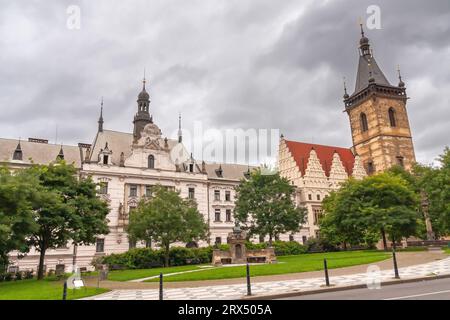 L'architecture historique de la place Charles et du nouvel hôtel de ville (à droite), Prague Banque D'Images