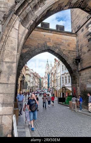 Prague, République tchèque - 18 août 2010 : rue Mostecká vue depuis la tour du pont Malostranská Banque D'Images