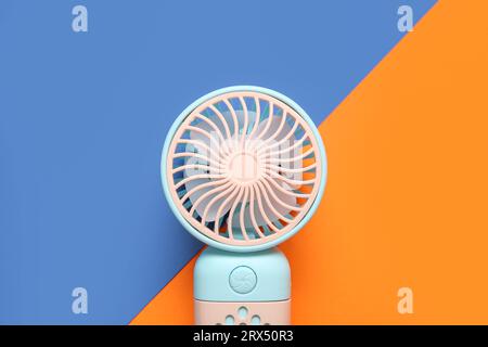 Mini nouveau ventilateur électrique sur fond de couleur, gros plan Banque D'Images