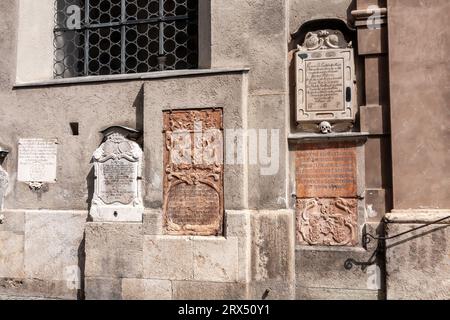 Les plaques commémoratives des enterrés à St. Église de Pierre, Munich Banque D'Images