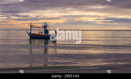 Petit bateau de pêche ancré près du rivage Banque D'Images