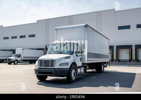 Semi-camion semi-remorque semi-remorque à caisse longue industrielle standard pour les livraisons locales et les besoins des petites entreprises Banque D'Images