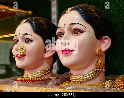 14 septembre 2023, Pune, Maharashtra, Inde, visages de la déesse Gauri mère de ganesha à vendre et vénéré pendant le Festival Ganesh Ganpati à Pune. Banque D'Images