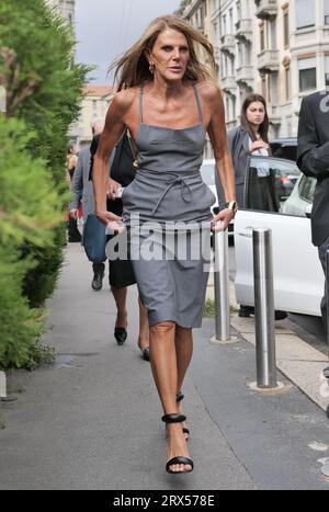 Anna Dello Russo posant pour les photographes après le défilé Philosophy de Lorenzo Serafini aux collections femme de la semaine de la mode de Milan Banque D'Images