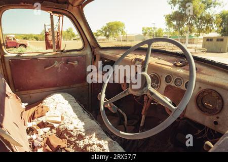 À l'intérieur du vieux camion rouillé abandonné dans la campagne de l'Australie occidentale Banque D'Images
