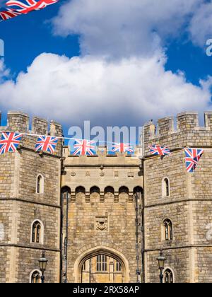 Union Jack Flags, remparts Above the Henry VIII Gate, Windsor Gate, Windsor, Angleterre, Royaume-Uni, GO. Banque D'Images