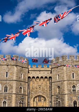 Union Jack Flags, remparts Above the Henry VIII Gate, Windsor Gate, Windsor, Angleterre, Royaume-Uni, GO. Banque D'Images