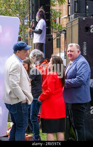 Sydney, Australie. 23 septembre 2023. Les Australiens soutiennent le « non ! » Votez au référendum Voice to Parliament Rassemblez-vous lors d'un rassemblement à Hyde Park. Photo : Bruce 'Uncle Bruce' Shillingsworth s'adresse à la foule, avec les politiciens (de gauche à droite) John Ruddick, Tania Mihailuk et Craig Kelly au premier plan. Crédit : Robert Wallace / Wallace Media Network / Alamy Live News Banque D'Images