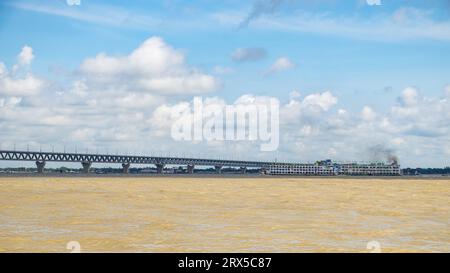 Padma Bridge exclusive image 4k sous le beau ciel nuageux de Padma River, Bangladesh Banque D'Images