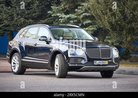 BERLIN, ALLEMAGNE - NOVEMBRE 2021 : Bentley Bentayga hybride SUV voiture de luxe trois quatrième côté droit vue de face à l'extérieur, garé dans les rues de Berlin. Banque D'Images