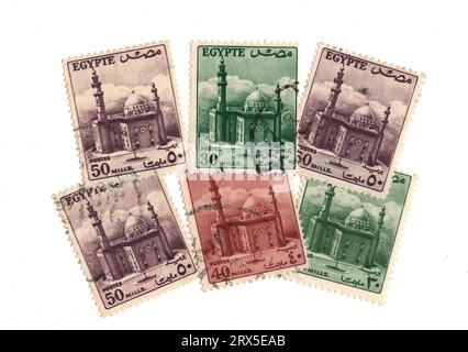 Timbres-poste vintage d'Egypte représentant une mosquée sur fond blanc. Banque D'Images