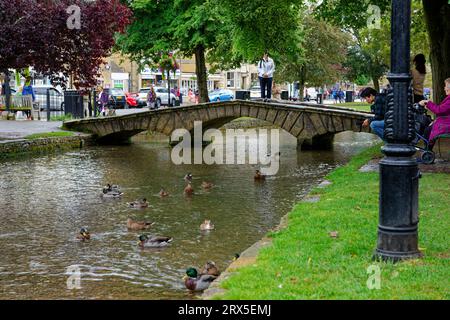 Bourton on the Water village dans les Cotswolds Banque D'Images