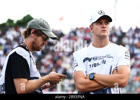 (De G à D) : Sebastian Vettel (GER) sur piste avec Mick Schumacher (GER) Mercedes AMG F1 Reserve Driver. Crédit : James Moy/Alamy Live News Banque D'Images
