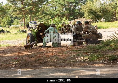 Hel, Poméranie, Pologne- 24 août 2023 : reconstruction de la bataille de la Seconde Guerre mondiale. L'équipage d'un canon antichar allemand Pak- 36 pendant la batte Banque D'Images