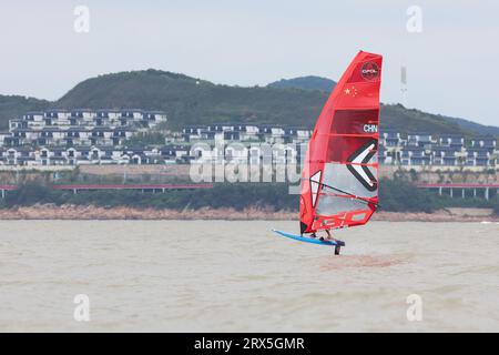 Ningbo, province chinoise du Zhejiang. 23 septembre 2023. Bi Kun de Chine participe à la course masculine de Windsurfing iQFoil aux 19e Jeux asiatiques à Ningbo, dans la province du Zhejiang, dans l'est de la Chine, le 23 septembre 2023. Crédit : Zhang Tao/Xinhua/Alamy Live News Banque D'Images