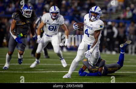 CEFCU Stadium San Jose, CA. 22 septembre 2023. CA USA Air Force Fullback Emmanuel Michel (4) casse un tackle en terrain ouvert le match de football NCAA entre les Falcons de l'Air Force et les Spartans de San Jose State. Air Force a battu San Jose 45-20 au CEFCU Stadium San Jose, CA. Thurman James/CSM/Alamy Live News Banque D'Images