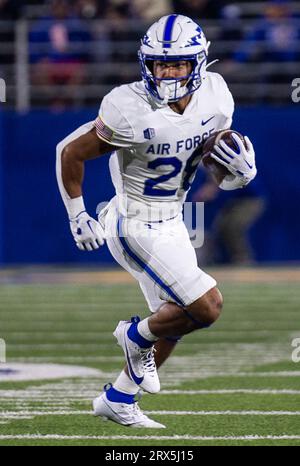 CEFCU Stadium San Jose, CA. 22 septembre 2023. CA USA Air Force Running back Aiden Calvert (28) court pour une première descente lors du match de football NCAA entre les Falcons de l'Air Force et les Spartans de San Jose State. Air Force a battu San Jose 45-20 au CEFCU Stadium San Jose, CA. Thurman James/CSM/Alamy Live News Banque D'Images