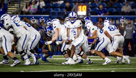 CEFCU Stadium San Jose, CA. 22 septembre 2023. CA USA Air Force quarterback Zac Larrier (9) remet le ballon au loin pendant le match de football NCAA entre les Falcons de l'Air Force et les Spartans de San Jose State. Air Force a battu San Jose 45-20 au CEFCU Stadium San Jose, CA. Thurman James/CSM/Alamy Live News Banque D'Images