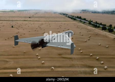 Drone kamikaze militaire survole les champs avec des pays de foin, attaque de véhicules aériens sans pilote, guerre en Ukraine. Banque D'Images