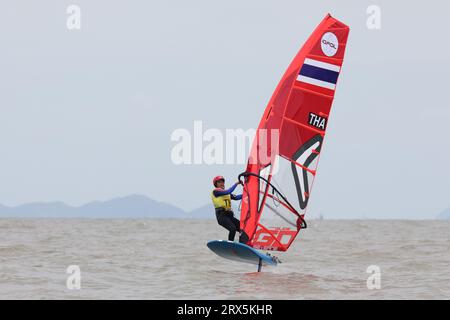 Ningbo, province chinoise du Zhejiang. 23 septembre 2023. La thaïlandaise Aticha Homraruen participe à la course iQFoil de planche à voile féminine aux 19e Jeux asiatiques à Ningbo, dans la province du Zhejiang, dans l'est de la Chine, le 23 septembre 2023. Crédit : Zhang Tao/Xinhua/Alamy Live News Banque D'Images