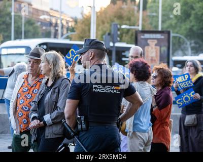 Madrid, Espagne. 22 septembre 2023. Manifestants à côté de la station Atocha contre le projet d'abattage d'arbres pour l'extension de la ligne 11 du métro. Banque D'Images