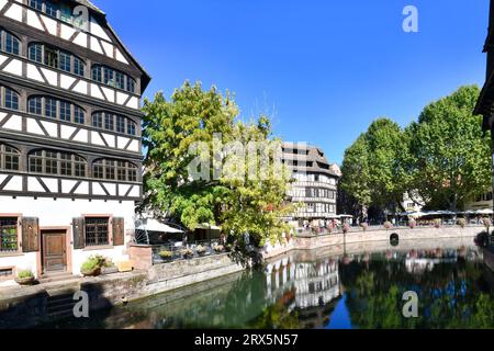 Strasbourg, France - septembre 2023 : rivière 'III' avec maison à colombages de style européen traditionnel dans la ville historique Banque D'Images