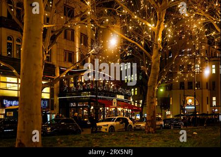 Berlin, Allemagne - 19 décembre 2019 : scène nocturne de rue sur Kurfürstendamm à Berlin avec décoration de Noël. Banque D'Images