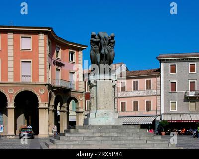 Monument sur la grande place, place du marché, vieille ville de Santarcangelo di ROM. Emilia Romagna, Italie Banque D'Images