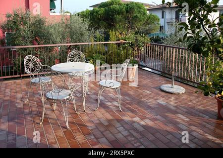 SIRMIONE, LAC DE GARDE/ITALIE - OCTOBRE 27 :Table et chaises sur un balcon dans le Lac de Garde Italie le 27 octobre 2006 Banque D'Images