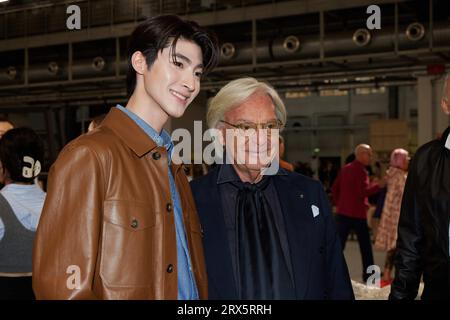 Pongtiwat Tangwancharoen et Diego Della Valle, assistent au défilé de mode Tod lors de la Fashion week de Milan vêtements pour femmes Printemps/été 2024 en septembre Banque D'Images