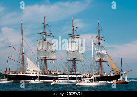 Défilé de grands voiliers avec le barque à quatre mâts 'Sedov', Kiel week, baie de Kiel, mer Baltique, Schleswig-Holstein, Allemagne Banque D'Images