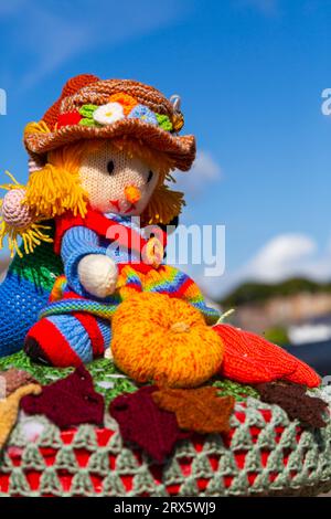 Poole, Dorset, Royaume-Uni. 23 septembre 2023. UK Météo : Sunshine comme un topper de boîte aux lettres crocheté tricoté apparaît sur une boîte aux lettres rouge à Poole, Dorset avec un thème du Festival de la récolte, une célébration de la récolte et de la nourriture cultivée, pour célébrer quand les cultures ont été rassemblées et les gens peuvent réfléchir et montrer de la gratitude pour la nourriture qu'ils ont. Crédit : Carolyn Jenkins/Alamy Live News Banque D'Images