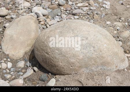 Galets de rivière dans le sable Banque D'Images
