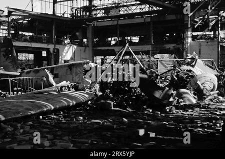 Dégâts des bombes aérodromes de la Luftwaffe avions Hangars / usine aéronautique endommagée / raids aériens alliés pendant la Seconde Guerre mondiale - 1944 / 1945 Banque D'Images