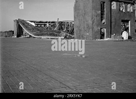 Dégâts des bombes aérodromes de la Luftwaffe avions Hangars / usine aéronautique endommagée / raids aériens alliés pendant la Seconde Guerre mondiale - 1944 / 1945 Banque D'Images