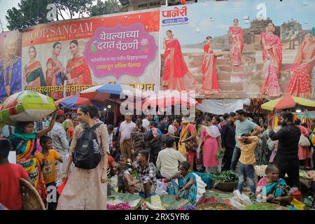 01 septembre 2023 - Mumbai - INDE. Les Indiens affluent en grand nombre sur les marchés pour faire du shopping pour le festival Ganesha de 10 jours. Le festival Ganesha Banque D'Images