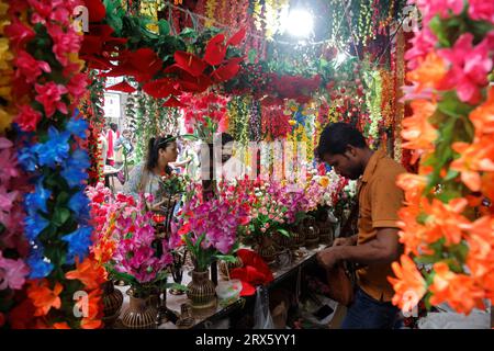 01 septembre 2023 - Mumbai - INDE. Les Indiens affluent en grand nombre sur les marchés pour faire du shopping pour le festival Ganesha de 10 jours. Le festival Ganesha Banque D'Images