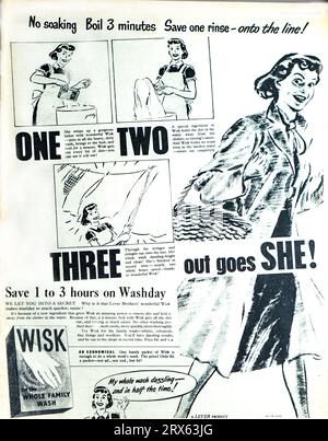 Une publicité de 1950 pour la poudre à laver WISK, fabriquée par lever Brothers. La publicité montre une femme debout au-dessus d'un pot pour faire bouillir des vêtements. Il poursuit en déclarant que l'ajout de WISK au pot peut sauver 1 à 3 heures sur Washday et qu'elle peut être «dehors dans les magasins en un rien de temps». Banque D'Images