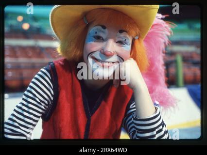 Portrait en gros plan de 1979 de Ringling Brother clown Peggy Williams lors d'auditions de clown College au Nassau Coliseum à Uniondale, long Island, New York. En 1970, elle a été la première femme diplômée du programme à se rendre au grand spectacle. Banque D'Images