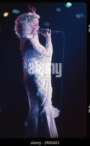 La superstar Dolly Parton sur scène en concert lors de sa tournée du Midwest de l'été 1978. Banque D'Images