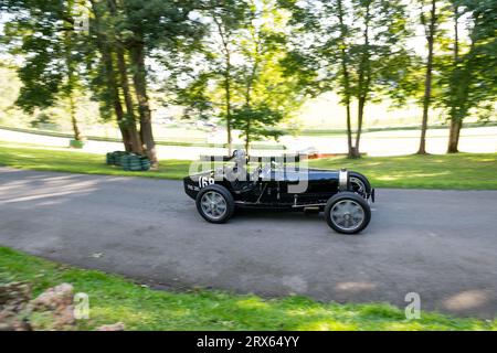 V.S.C.C. Prescott Speed Hill Climb, Prescott Hill, Gotherington, Gloucestershire, Angleterre, ROYAUME-UNI. 23 septembre 2023. Les membres du Vintage Sports car Club (V.S.C.C.) participant à la dernière manche du championnat de vitesse des clubs à l'historique colline de Prescott. Cet événement d'une journée avec plus de 130 voitures en action, fabriquées dès les années 10 et jusqu'à la fin des années 30 pour les voitures de sport et de berline et les voitures de course pré-1941 et vont de l'Austin 7, Bugatti, Ford modèle A etc Crédit : Alan Keith Beastall/Alamy Live News Banque D'Images