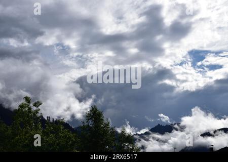 Une fois la tempête passée, les nuages dans le ciel et la vapeur qui s’élèvent des bois recouvrent la vallée, cachant les montagnes Banque D'Images