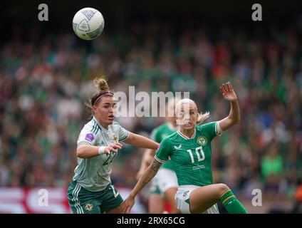 Abbie Magee d'Irlande du Nord (à gauche) et Denise O'Sullivan de la République d'Irlande se battent pour le ballon lors du match du groupe B1 de la Ligue des nations féminines de l'UEFA au stade Aviva de Dublin. Date de la photo : Samedi 23 septembre 2023. Banque D'Images