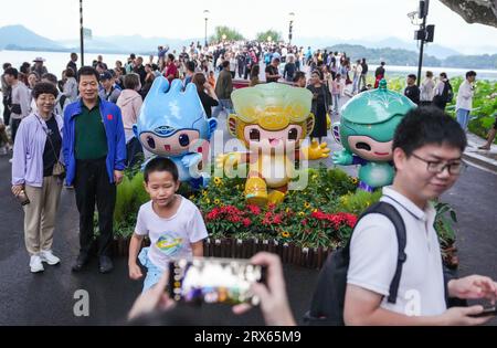 Hangzhou, province chinoise du Zhejiang. 23 septembre 2023. Les gens posent pour la photo avec des mascottes des 19es Jeux asiatiques à Hangzhou, dans la province du Zhejiang, dans l'est de la Chine, le 23 septembre 2023. Crédit : Han Chuanhao/Xinhua/Alamy Live News Banque D'Images