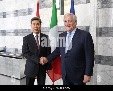 Rome, Italie. 22 septembre 2023. Chen Wenqing, membre du Bureau politique du Comité central du Parti communiste chinois (PCC) et chef de la Commission pour les affaires politiques et juridiques du Comité central du PCC, rencontre le vice-premier ministre italien et ministre des Affaires étrangères Antonio Tajani à Rome, Italie, le 22 septembre, 2023. Crédit : Jin Mamengni/Xinhua/Alamy Live News Banque D'Images