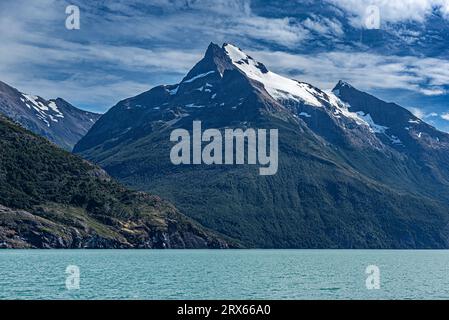 Ultima Esperanza Fjord dans le nord de Puerto Natales, Chili Banque D'Images